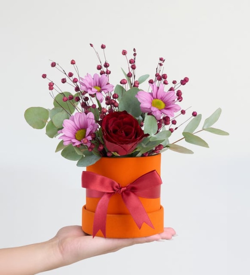 Turuncu Kadife Kutuda Kırmızı Gül ve Pembe Papatya