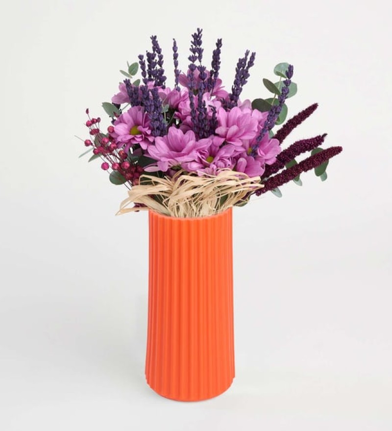 Turuncu Çizgili Polimer Vazoda Pembe Papatyalar