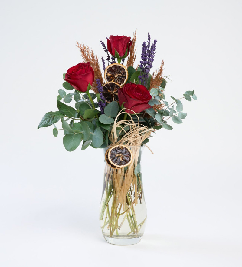 Cam Vazoda 3’lü Kırmızı Gül ve Okaliptus Aranjmanı