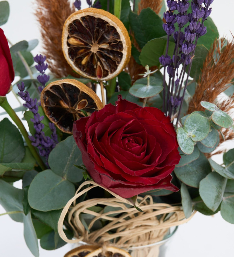 Cam Vazoda 3’lü Kırmızı Gül ve Okaliptus Aranjmanı