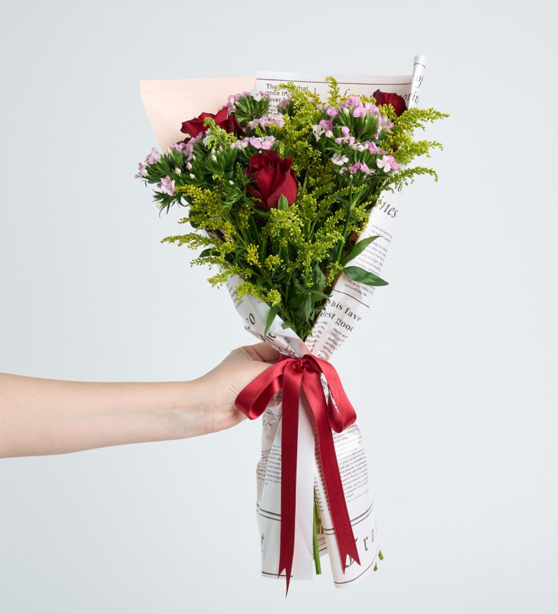 Pembe Gazete Bukette Hüsnüyusuf ve Kırmızı Güller