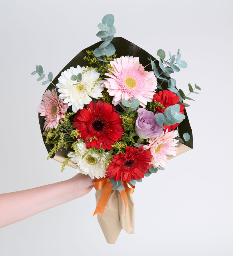 Kahve Yeşil Bukette Gerberalar ve Lila Güller