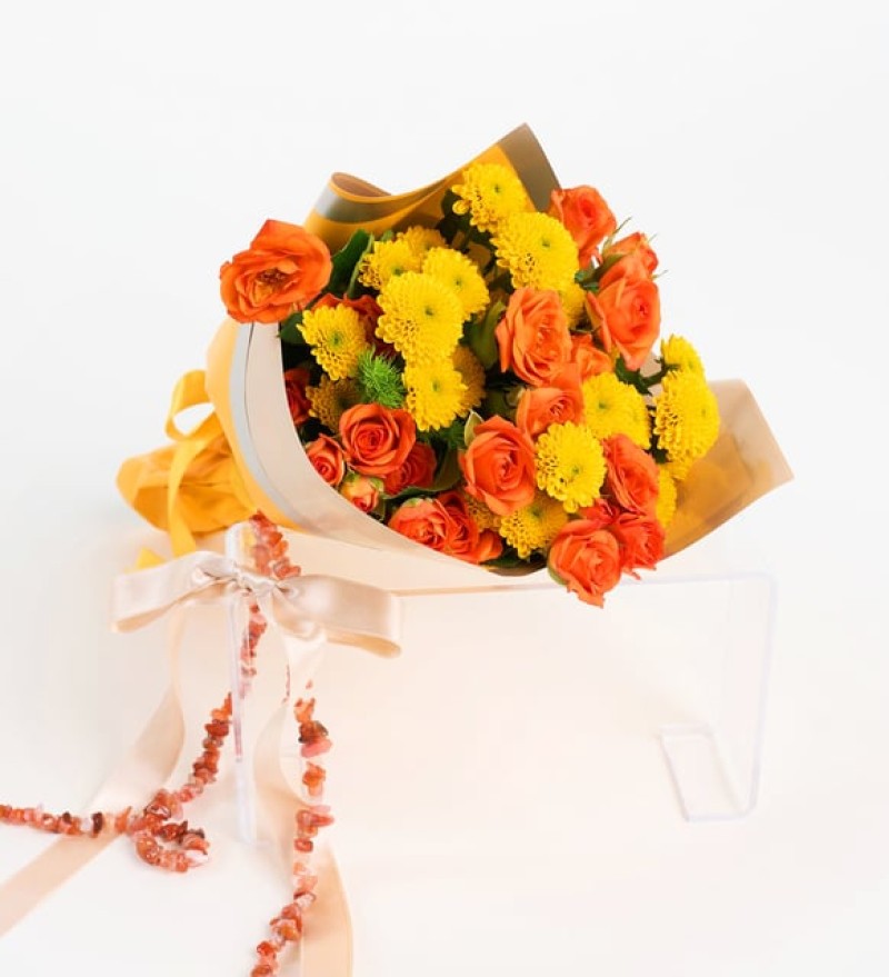 Sarı Bukette Turuncu Güller ve Sarı Krizantemler kasımpatı