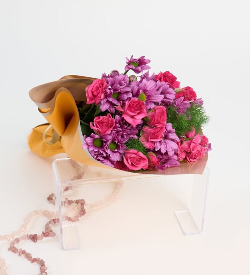 Sarı Bukette Pembe Çardak Güller ve Papatyalar