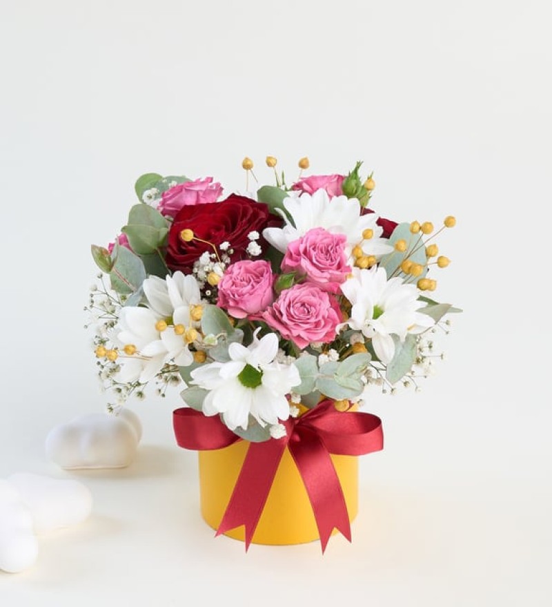 Sarı Saksıda Pembe Çardak Güller ve Papatyalar